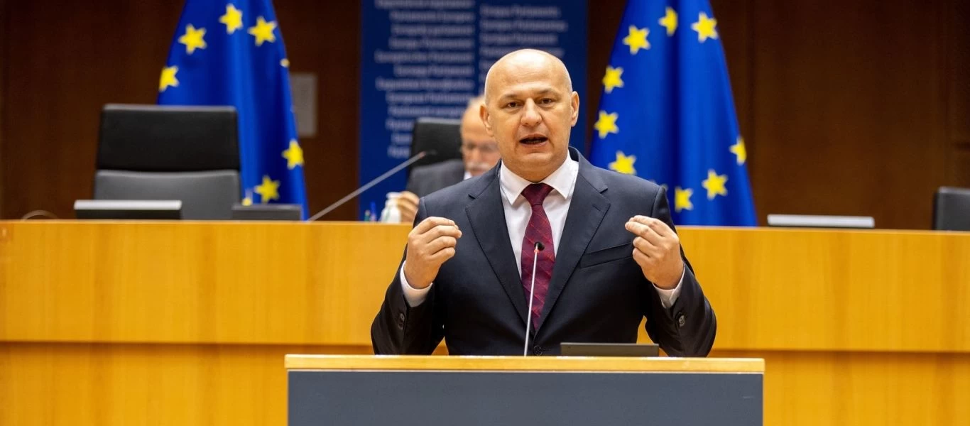 Συγκλονιστική ομιλία M.Kolakusic στο Ευρωκοινοβούλιο: «Μαφία οι Big Pharma - Μαζί με τα ΜΜΕ λένε ψέματα για τα εμβόλια»